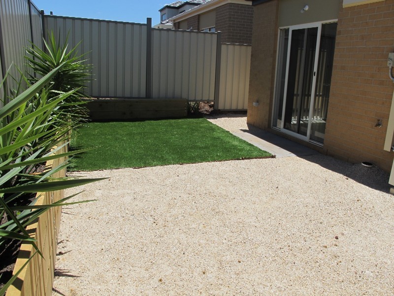 28/40 McCubbin Way, Caroline Springs VIC 3023