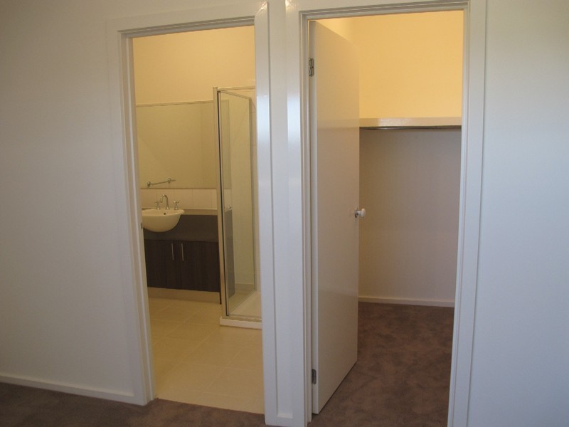 28/40 McCubbin Way, Caroline Springs VIC 3023