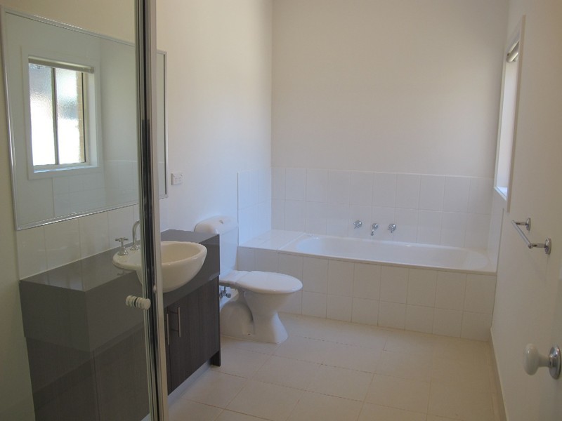 28/40 McCubbin Way, Caroline Springs VIC 3023