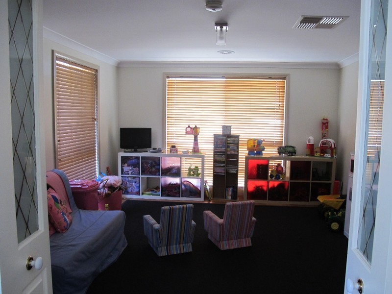 2 Isabel Close, Caroline Springs VIC 3023