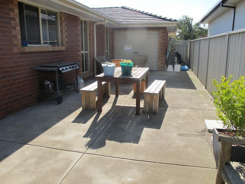 2 Isabel Close, Caroline Springs VIC 3023