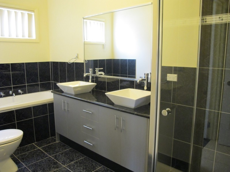 15 Wattlepark Street, Caroline Springs VIC 3023