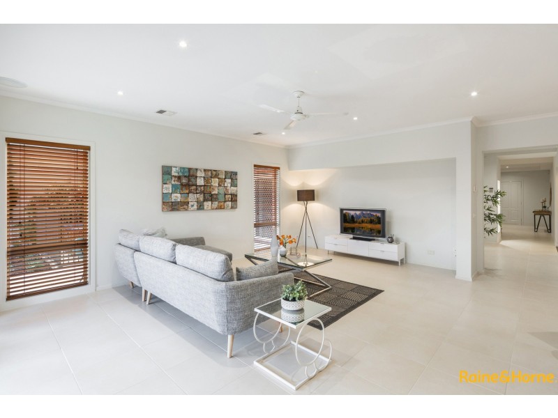 13 LAURISTON QUAY, Caroline Springs VIC 3023