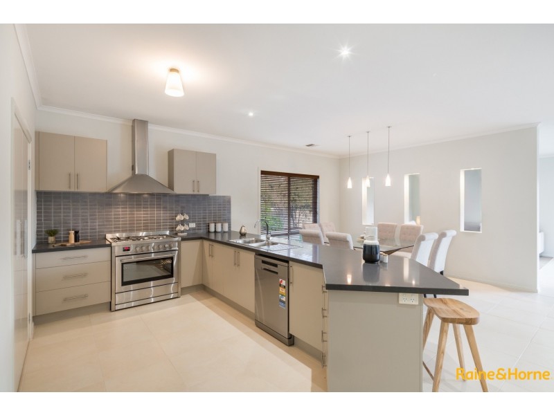 13 LAURISTON QUAY, Caroline Springs VIC 3023