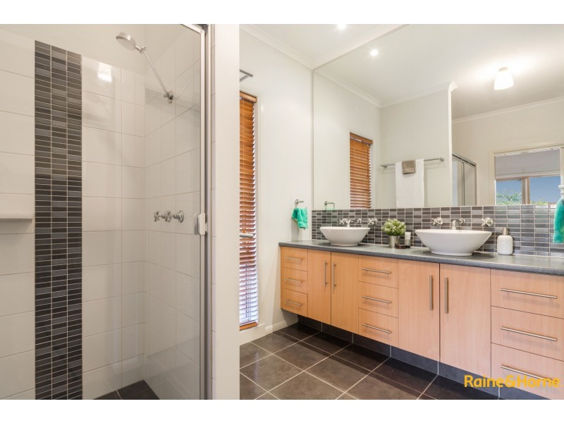 13 LAURISTON QUAY, Caroline Springs VIC 3023