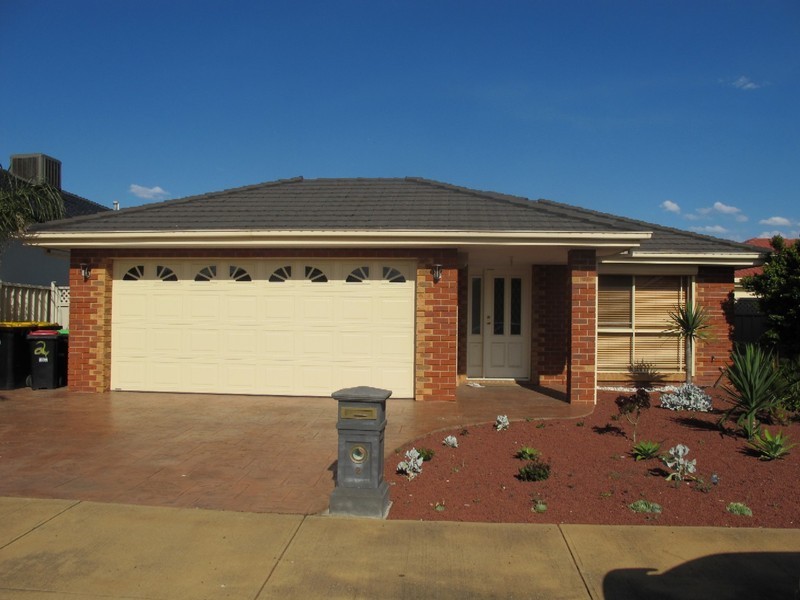 2 Isabel Close, Caroline Springs VIC 3023