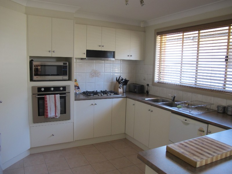 2 Isabel Close, Caroline Springs VIC 3023