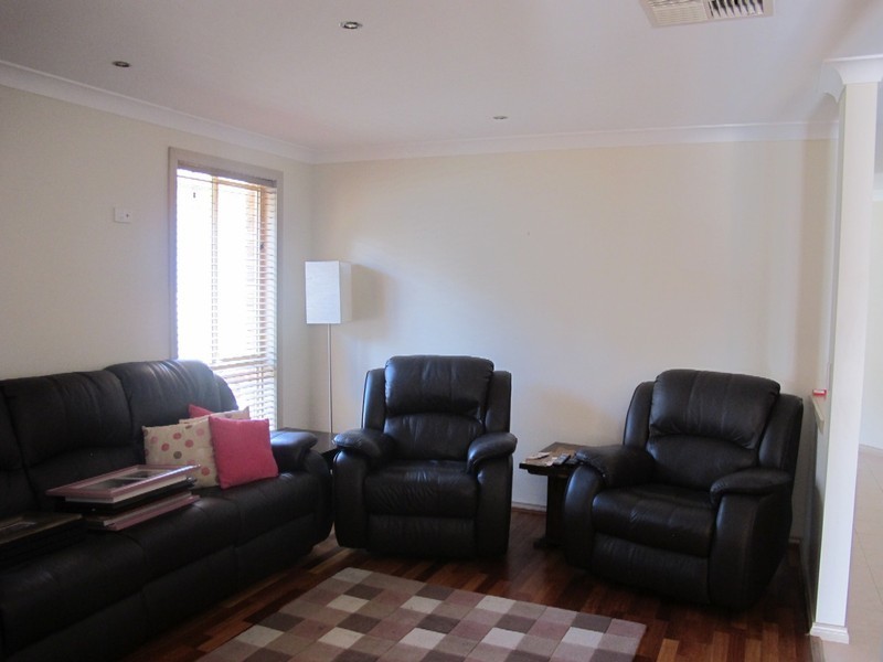 2 Isabel Close, Caroline Springs VIC 3023