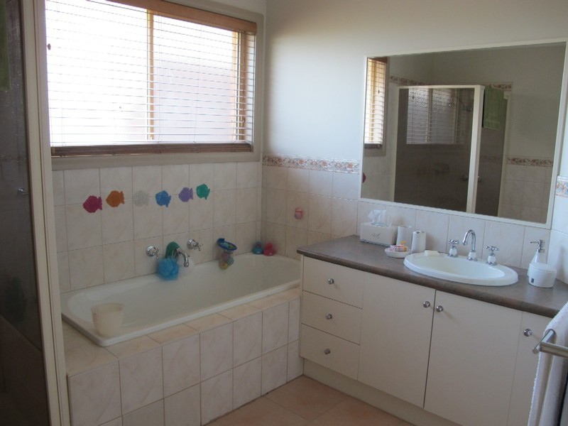 2 Isabel Close, Caroline Springs VIC 3023