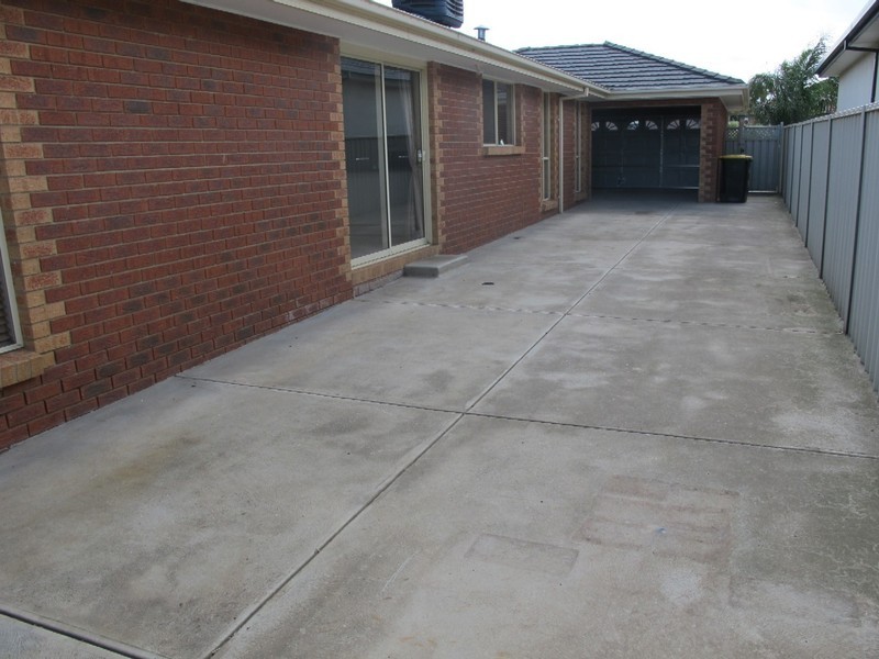2 Isabel Close, Caroline Springs VIC 3023