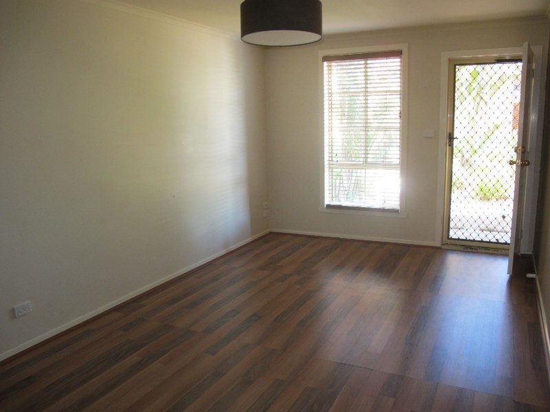 11/2 Silvertree Avenue, Delahey VIC 3037