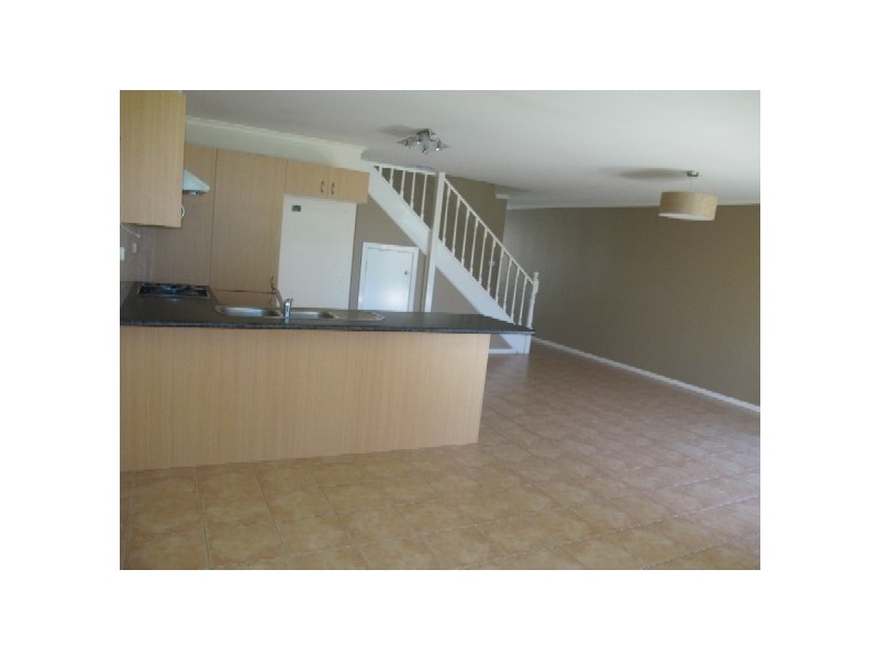 11/2 Silvertree Avenue, Delahey VIC 3037