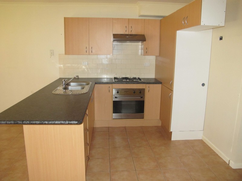 11/2 Silvertree Avenue, Delahey VIC 3037