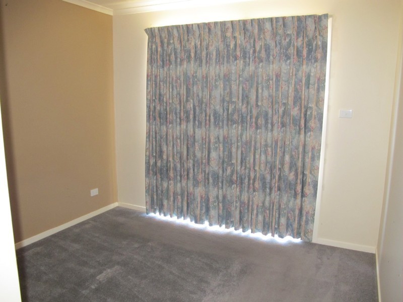 11/2 Silvertree Avenue, Delahey VIC 3037