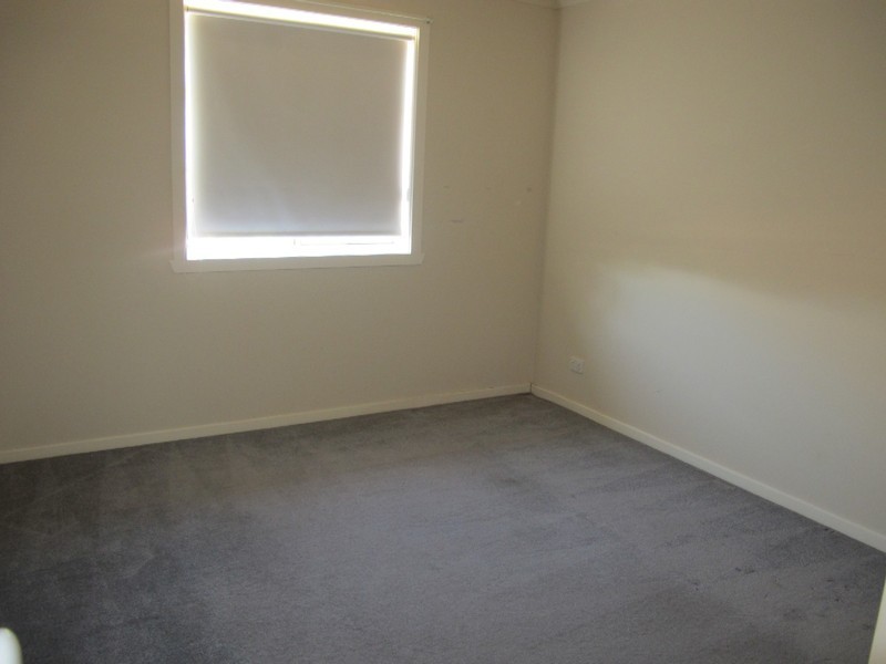 11/2 Silvertree Avenue, Delahey VIC 3037