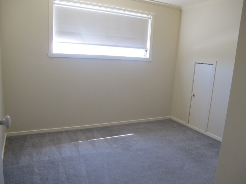 11/2 Silvertree Avenue, Delahey VIC 3037