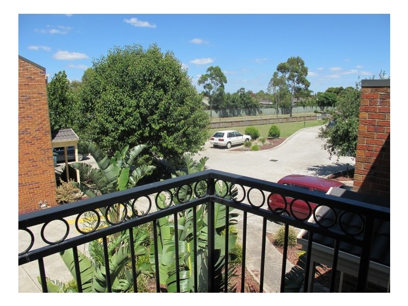 11/2 Silvertree Avenue, Delahey VIC 3037