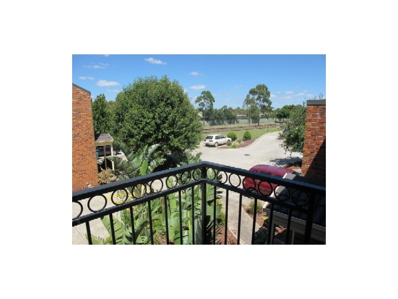 11/2 Silvertree Avenue, Delahey VIC 3037