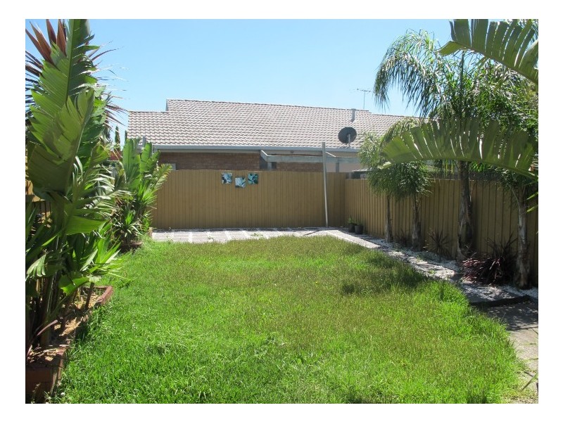 11/2 Silvertree Avenue, Delahey VIC 3037