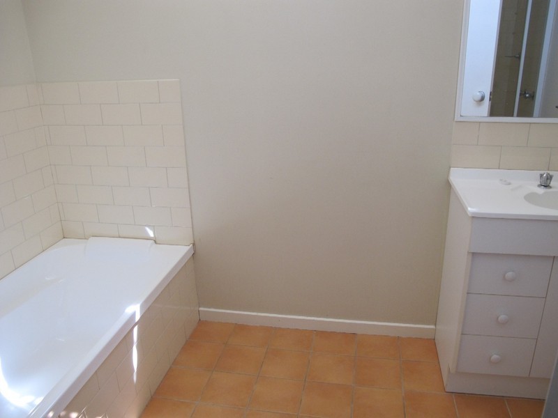 11/2 Silvertree Avenue, Delahey VIC 3037