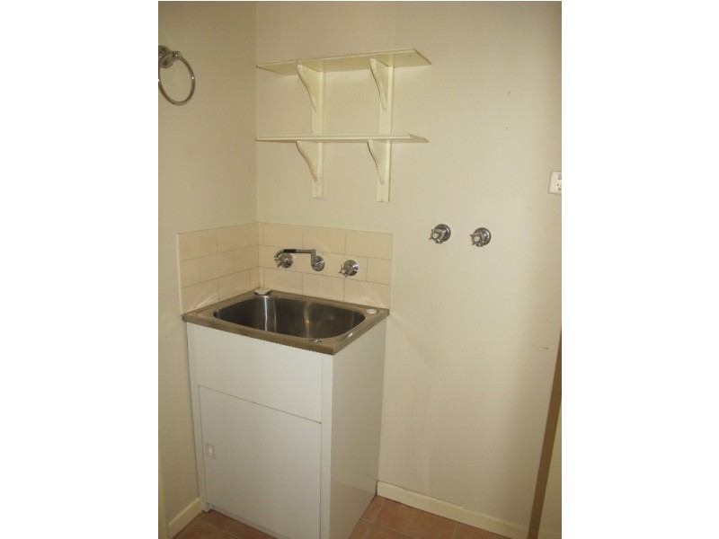 11/2 Silvertree Avenue, Delahey VIC 3037