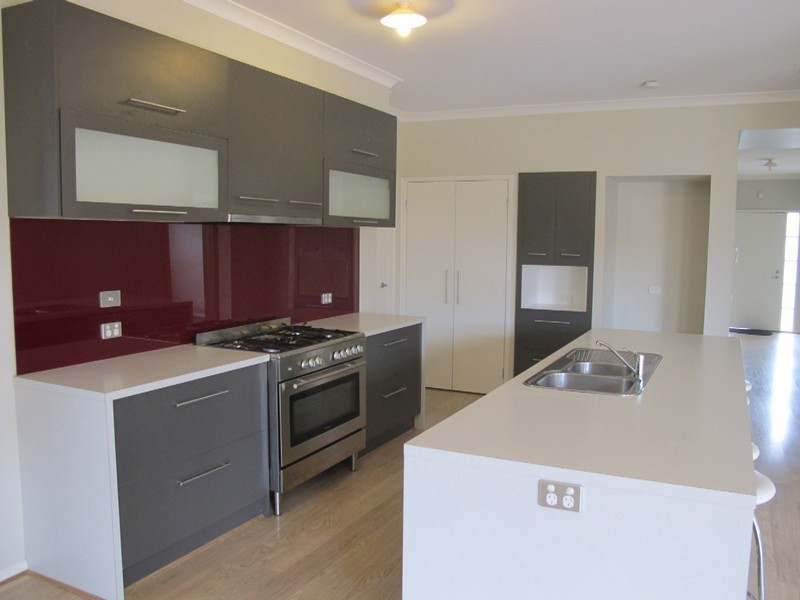 4  Landcox Way, Caroline Springs VIC 3023