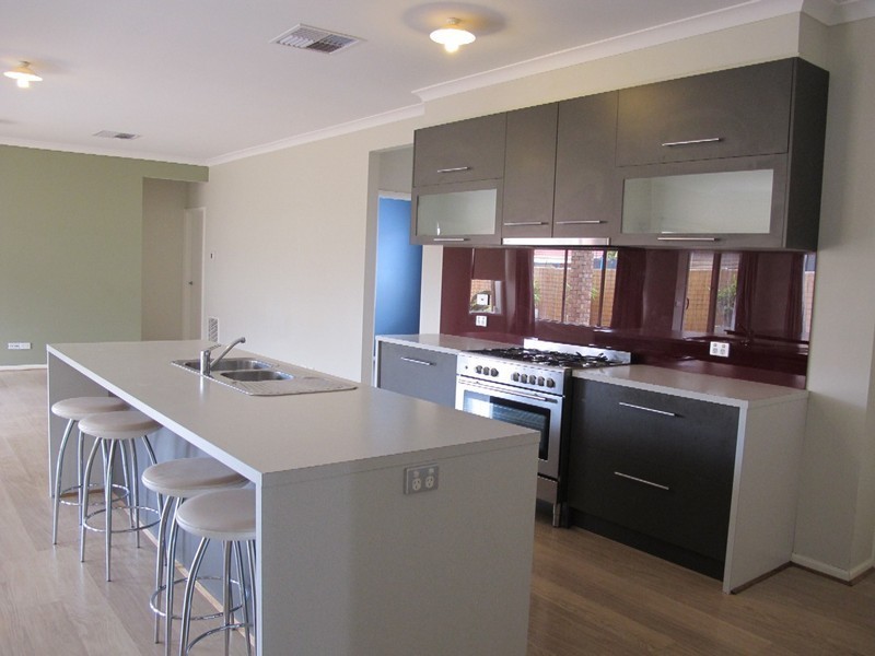 4  Landcox Way, Caroline Springs VIC 3023