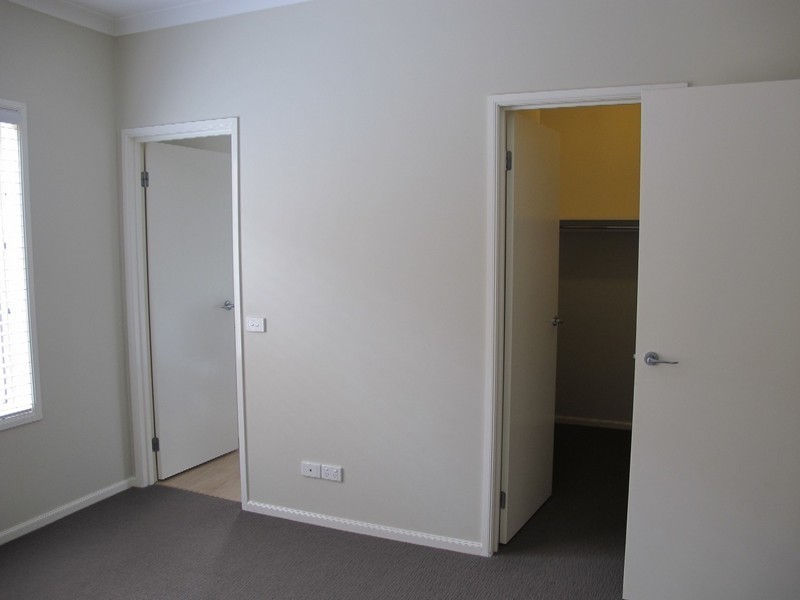 4  Landcox Way, Caroline Springs VIC 3023