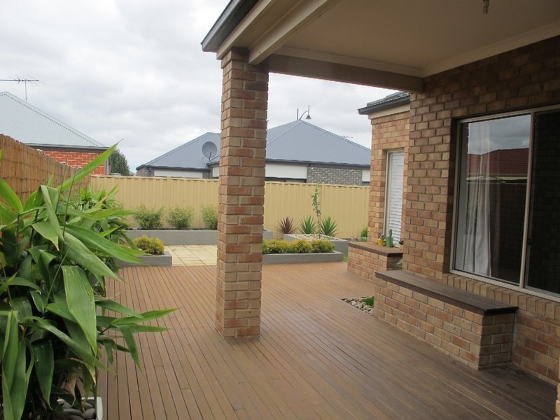 4  Landcox Way, Caroline Springs VIC 3023