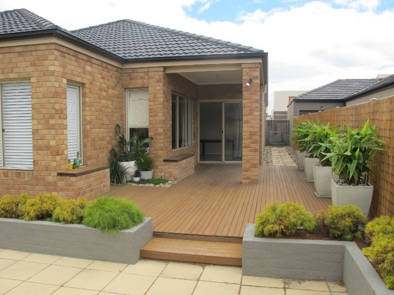 4  Landcox Way, Caroline Springs VIC 3023