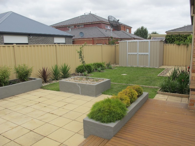 4  Landcox Way, Caroline Springs VIC 3023