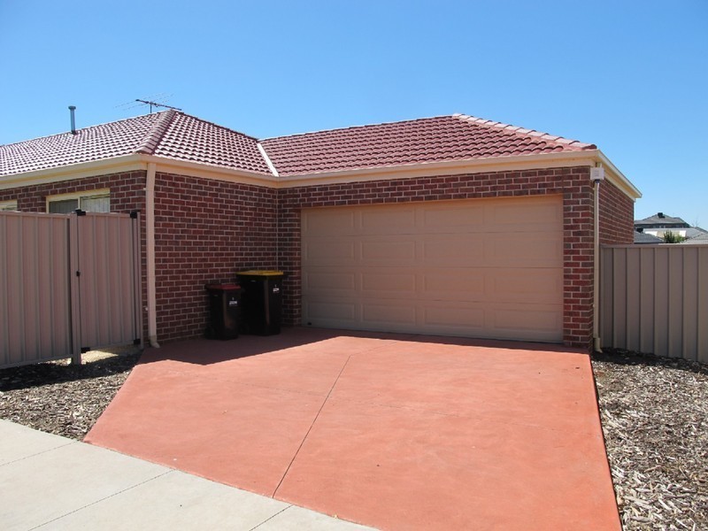 5 Honour Lane, Caroline Springs VIC 3023