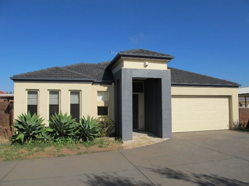 15 Moreton Close, Caroline Springs VIC 3023