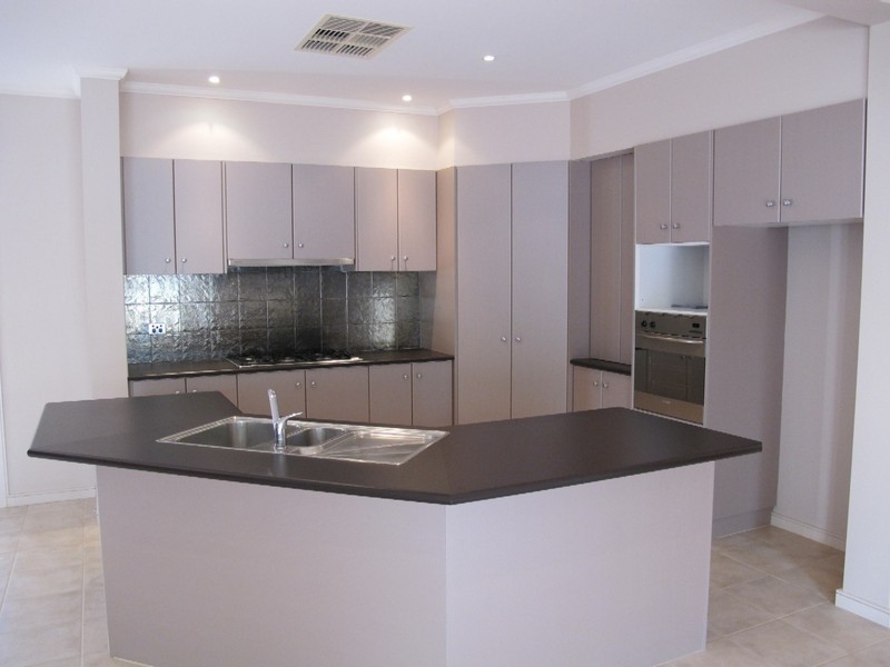 2 Lauricella Place, Caroline Springs VIC 3023