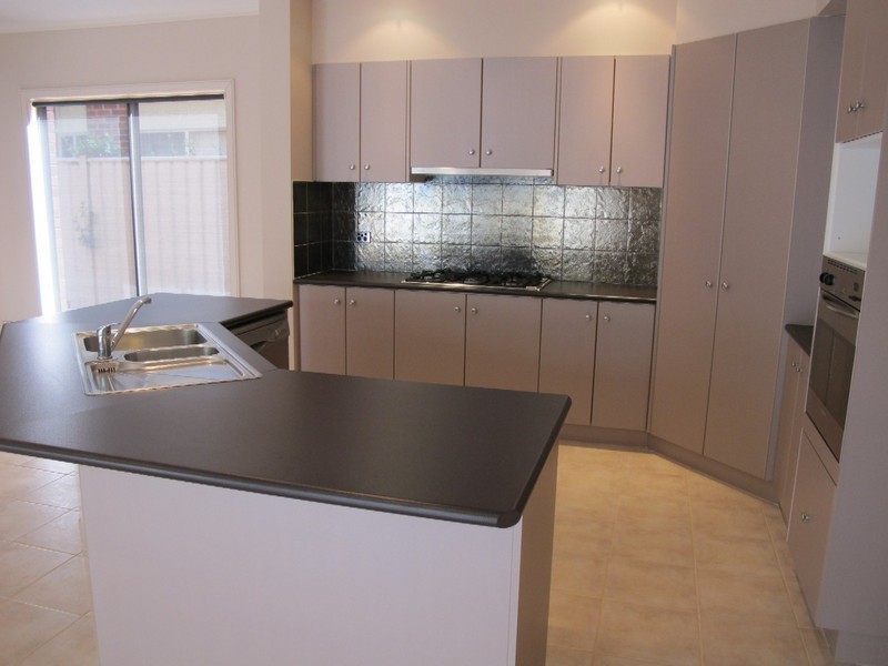 2 Lauricella Place, Caroline Springs VIC 3023