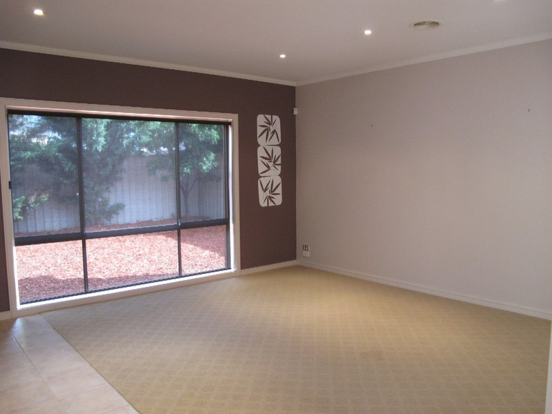 2 Lauricella Place, Caroline Springs VIC 3023