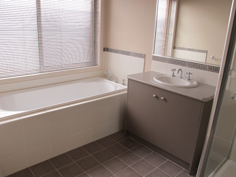 2 Lauricella Place, Caroline Springs VIC 3023