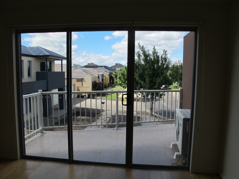 8 Kai Close, Caroline Springs VIC 3023