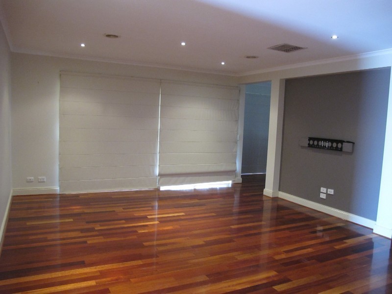 15 Moreton Close, Caroline Springs VIC 3023