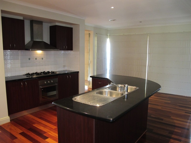 15 Moreton Close, Caroline Springs VIC 3023