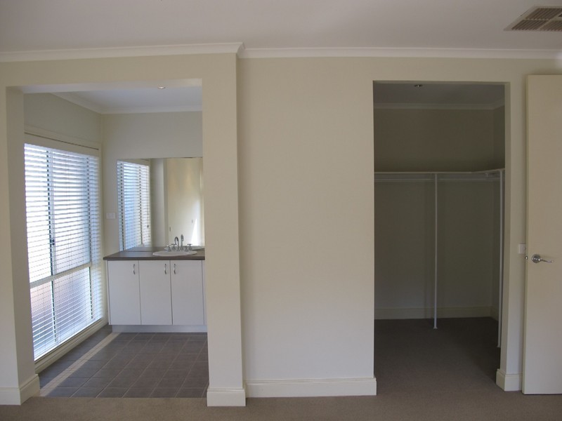 15 Moreton Close, Caroline Springs VIC 3023