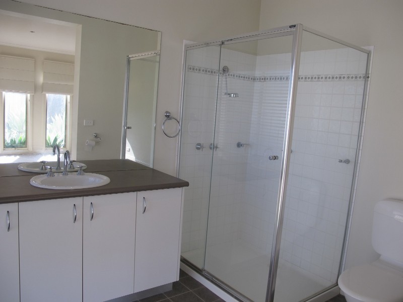 15 Moreton Close, Caroline Springs VIC 3023