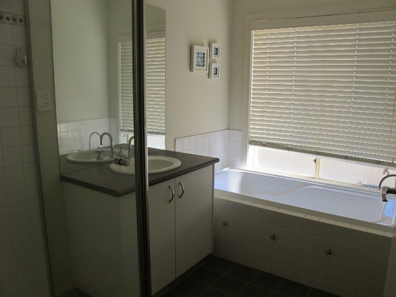 15 Moreton Close, Caroline Springs VIC 3023