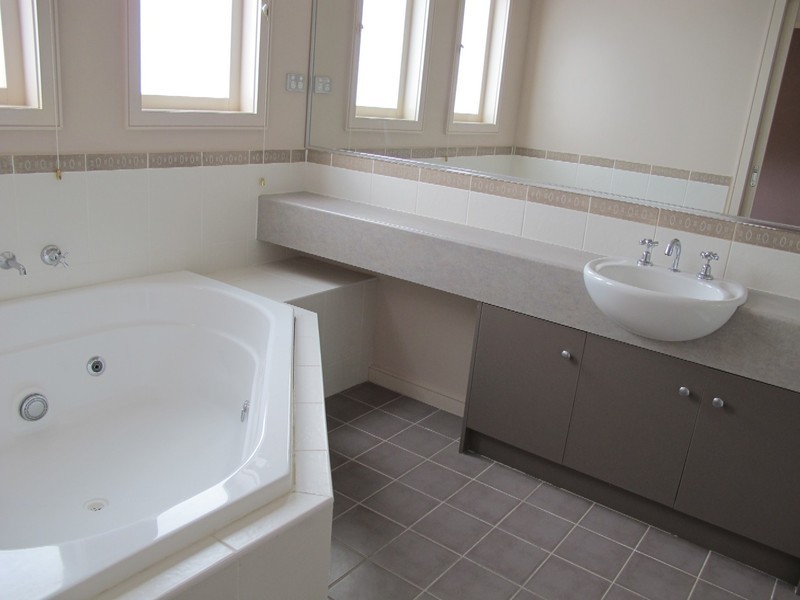 2 Lauricella Place, Caroline Springs VIC 3023