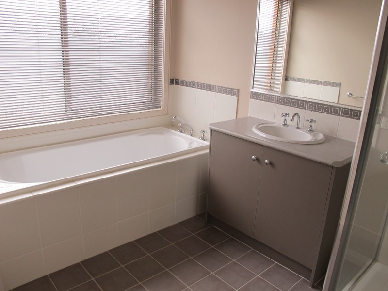 2 Lauricella Place, Caroline Springs VIC 3023