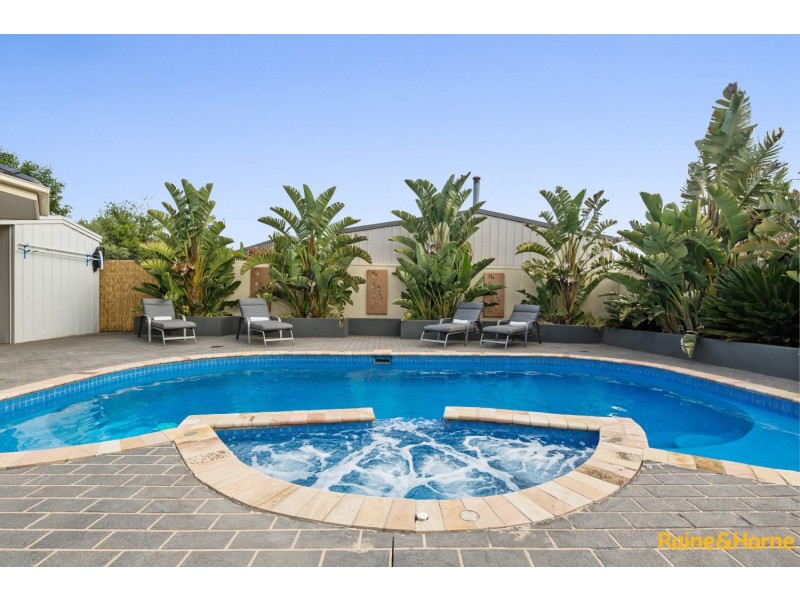 19 BRUNSWICK PLACE, Taylors Hill VIC 3037