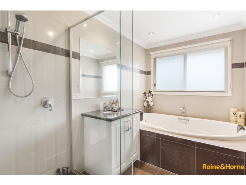 19 BRUNSWICK PLACE, Taylors Hill VIC 3037