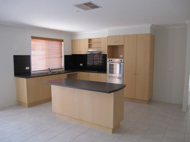 8 Wooling Lane, Caroline Springs VIC 3023