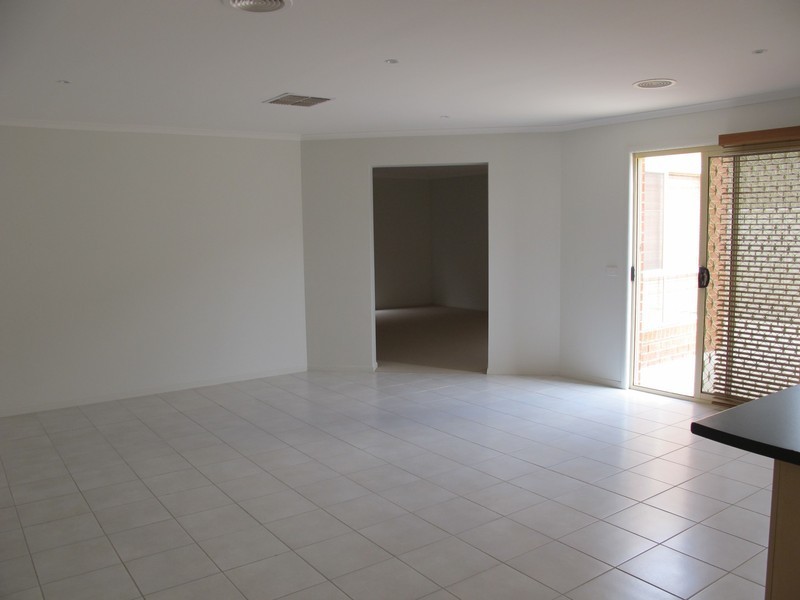 8 Wooling Lane, Caroline Springs VIC 3023