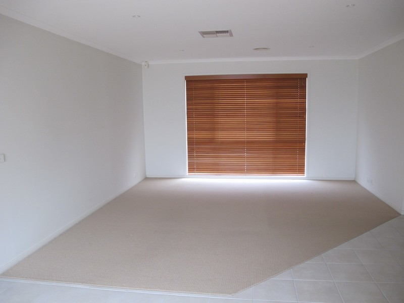 8 Wooling Lane, Caroline Springs VIC 3023